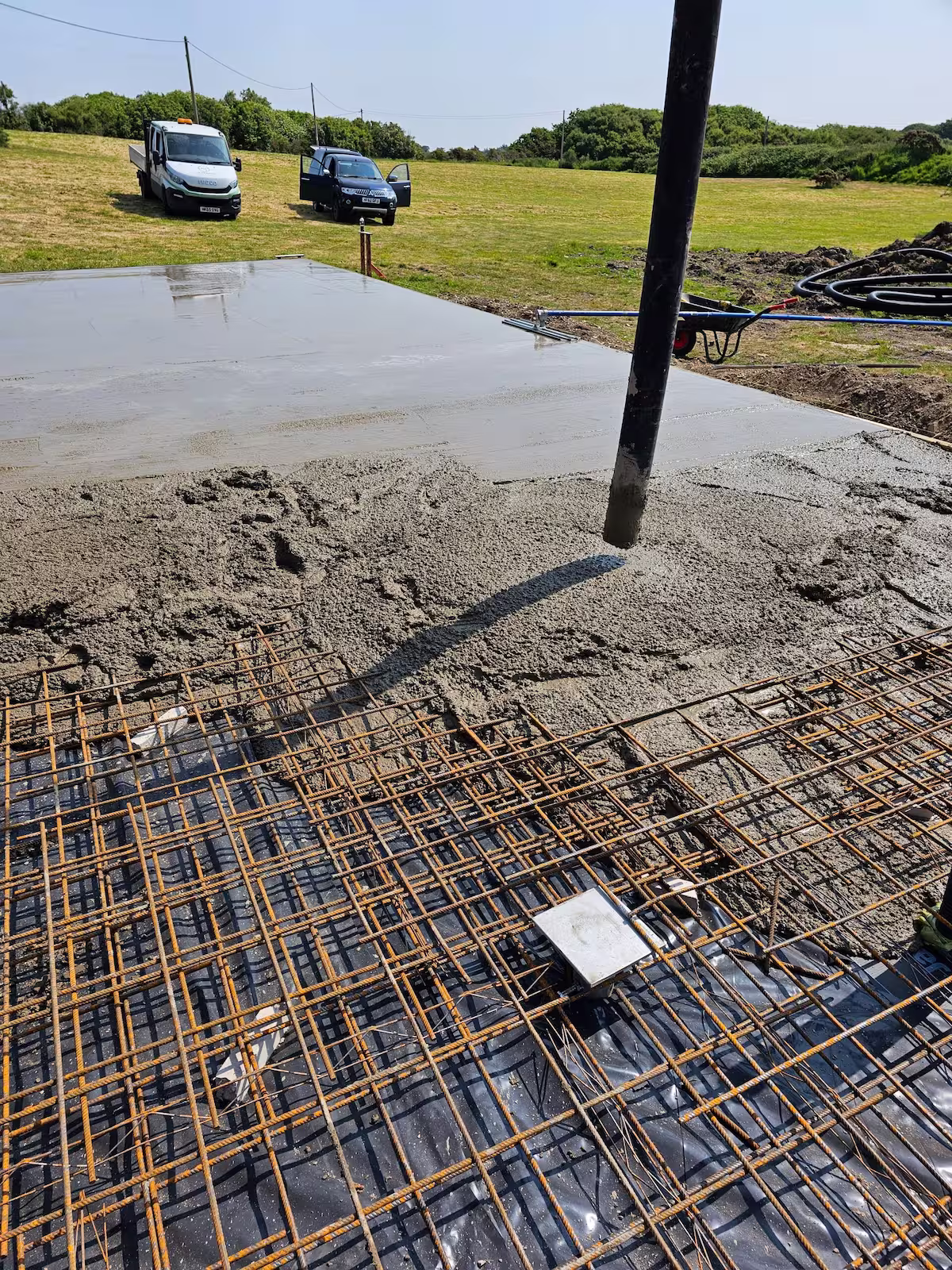 Screw pile foundation with reinforced concrete slab